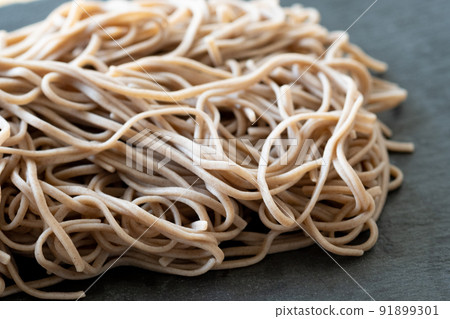 基岩上的28條蕎麥麵 基岩上的28條蕎麥麵 91899301