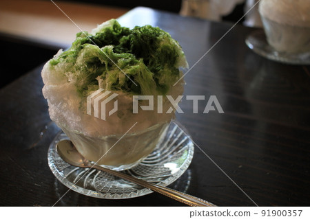 Shaved ice made from natural ice 91900357