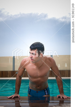 Sensual man in swimming pool 91901149