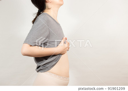 一位擔心腹部脂肪的節食女性 91901209
