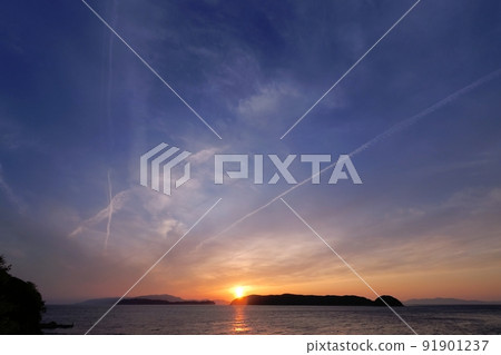 帶有軌蹟的初夏夜景，超廣角，基於天空，220504pm 91901237