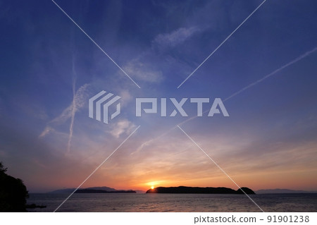 帶有軌蹟的初夏夜景，超廣角，基於天空，220504pm 91901238