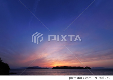 Early summer sunset with cirrus clouds, ultra-wide-angle, sky-based, 220504pm Early summer sunset with cirrus clouds, ultra-wide-angle, sky-based, 220504pm 91901239