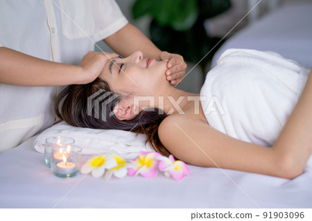 Side view of beaudiful Asian woman lie on bed for massage and spa process with massesuse Side view of beaudiful Asian woman lie on bed for massage and spa process with massesuse 91903096