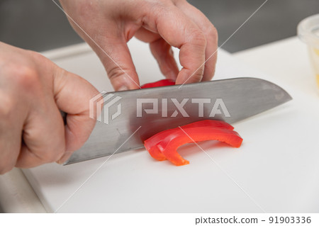 [Cut the red paprika with a Santoku knife] 91903336