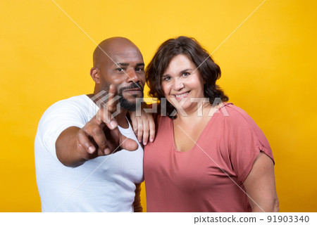multiracial couple 91903340