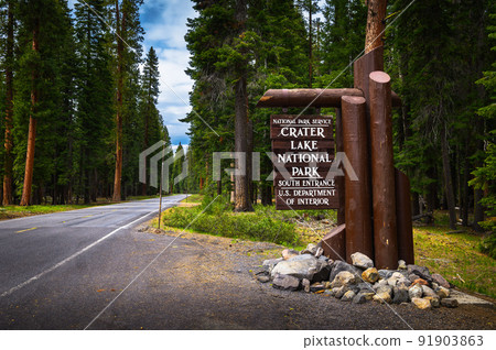 Welcome sign at the entrance to Crater Lake National Park in Oregon 91903863