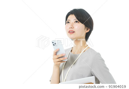 穿著年輕休閒服裝的女工程師操作智能手機（白色背景） 91904019