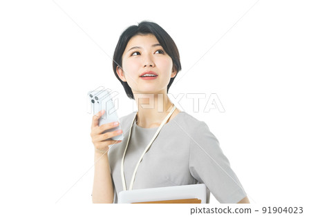穿著年輕休閒服裝的女工程師操作智能手機(白色背景) 穿著年輕休閒服裝的女工程師操作智能手機(白色背景) 91904023