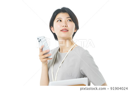 穿著年輕休閒服裝的女工程師操作智能手機(白色背景) 穿著年輕休閒服裝的女工程師操作智能手機(白色背景) 91904024