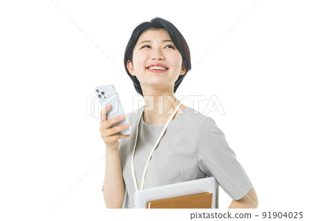 穿著年輕休閒服裝的女工程師操作智能手機(白色背景) 穿著年輕休閒服裝的女工程師操作智能手機(白色背景) 91904025