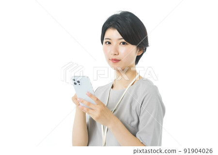 穿著年輕休閒服裝的女工程師操作智能手機(白色背景) 穿著年輕休閒服裝的女工程師操作智能手機(白色背景) 91904026