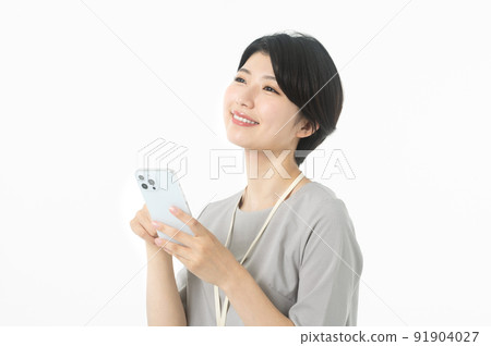 穿著年輕休閒服裝的女工程師操作智能手機(白色背景) 穿著年輕休閒服裝的女工程師操作智能手機(白色背景) 91904027