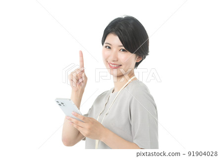 穿著年輕休閒服裝的女工程師操作智能手機(白色背景) 穿著年輕休閒服裝的女工程師操作智能手機(白色背景) 91904028