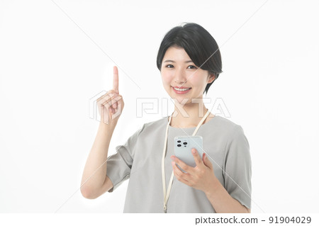 穿著年輕休閒服裝的女工程師操作智能手機（白色背景） 91904029