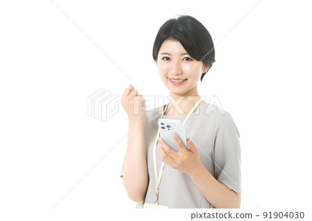 穿著年輕休閒服裝的女工程師操作智能手機(白色背景) 穿著年輕休閒服裝的女工程師操作智能手機(白色背景) 91904030