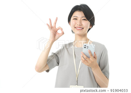 穿著年輕休閒服裝的女工程師操作智能手機(白色背景) 穿著年輕休閒服裝的女工程師操作智能手機(白色背景) 91904033