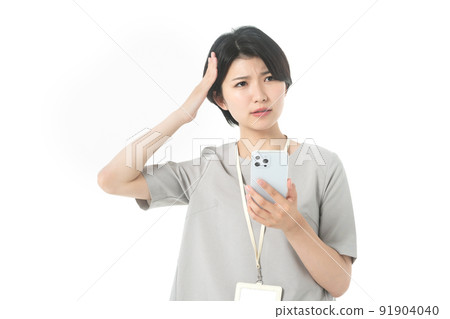 穿著年輕休閒服裝的女工程師操作智能手機(白色背景) 穿著年輕休閒服裝的女工程師操作智能手機(白色背景) 91904040
