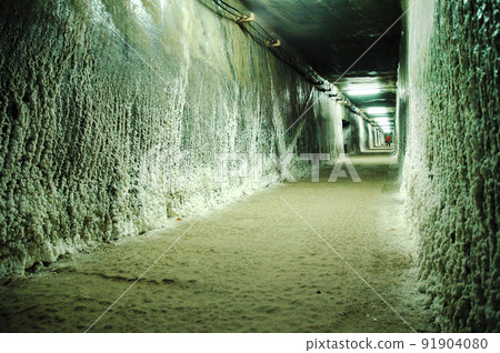 Underground gallery in a salt mine 91904080