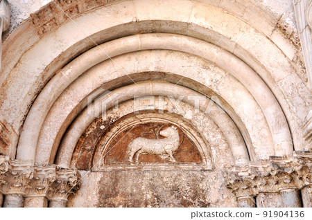 Bas relief with sculpted animal on a church Bas relief with sculpted animal on a church 91904136