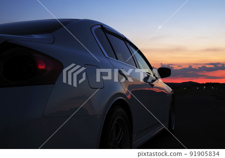 A composition in which the evening scenery is reflected on the body of a passenger car A composition in which the evening scenery is reflected on the body of a passenger car 91905834