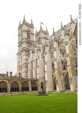 Inner courtyard of the Westminster Abbey 91907668