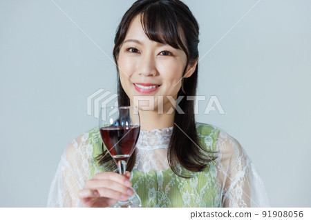 一名年輕女子喝紅酒 一名年輕女子喝紅酒 91908056