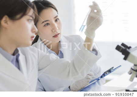 穿著白大褂的女性實驗做研究 91910847