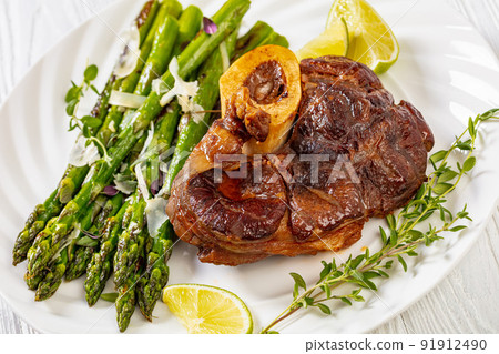 braised osso buco with grilled asparagus, top view 91912490