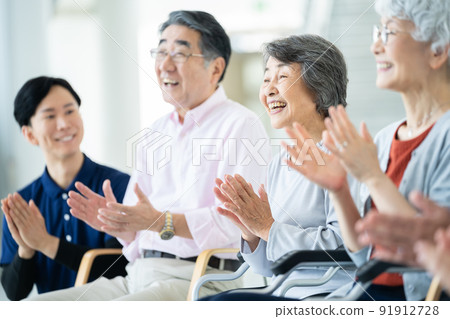 養老院有看護者看供品 老人形象 看護人 91912728