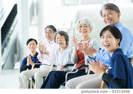 Elderly housing with care users watching the offerings Senior image Caregiver Elderly housing with care users watching the offerings Senior image Caregiver 91913098