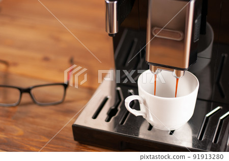 Making fresh aroma coffee with espresso machine in cold evening 91913280