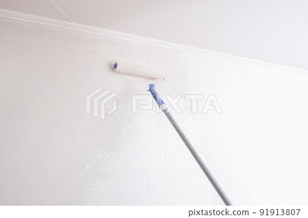 A man is painting vinyl wallpaper with velour 91913807