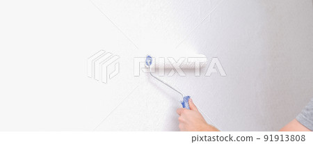 A man is painting vinyl wallpaper with velour 91913808
