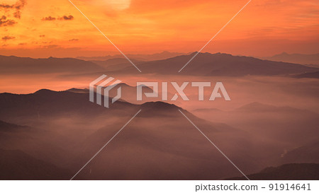 (Gunma Prefecture) Mountain range dyed by the sunrise and a view of the sea of clouds and Mt. Tanigawa (Gunma Prefecture) Mountain range dyed by the sunrise and a view of the sea of clouds and Mt. Tanigawa 91914641