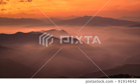 (Gunma Prefecture) Mountain range dyed by the sunrise and a view of the sea of clouds and Mt. Tanigawa (Gunma Prefecture) Mountain range dyed by the sunrise and a view of the sea of clouds and Mt. Tanigawa 91914642