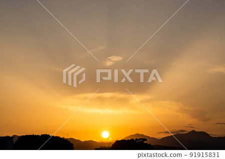 Summer sunset, sunset, light rays, crepuscular rays, mountains 91915831