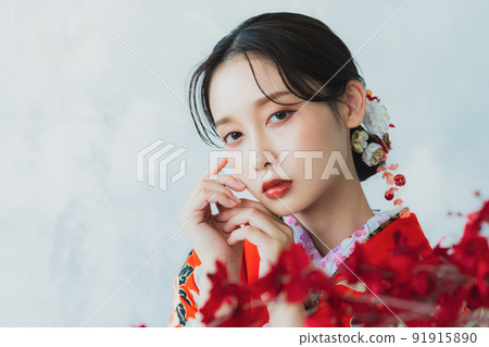 有紅色長袖的女性 91915890
