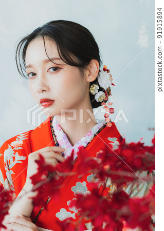 有紅色長袖的女性 91915894