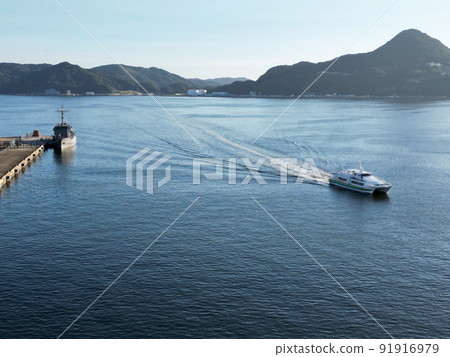 黃昏時分從佐世保港的海上鳥瞰海港景觀 黃昏時分從佐世保港的海上鳥瞰海港景觀 91916979
