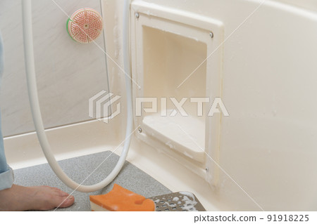 [Middle housewife cleaning the drain of the bathroom] 91918225
