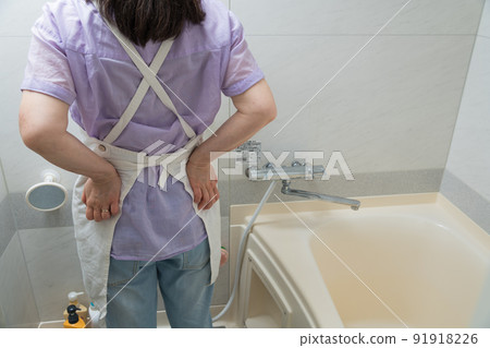 【洗完澡後背疼的家庭主婦】 91918226