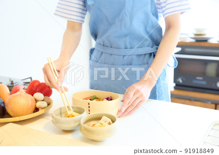 做飯盒的女人 91918849