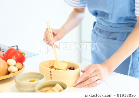 做飯盒的女人 91918850