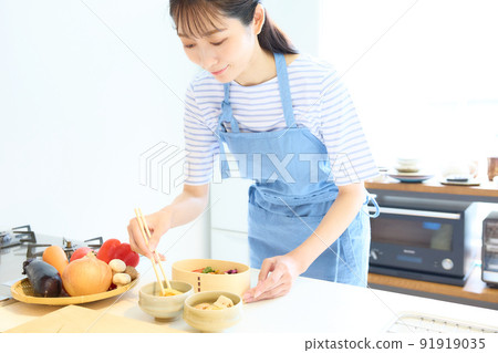 做飯盒的女人 91919035