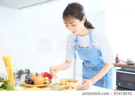 做飯盒的女人 做飯盒的女人 91919038