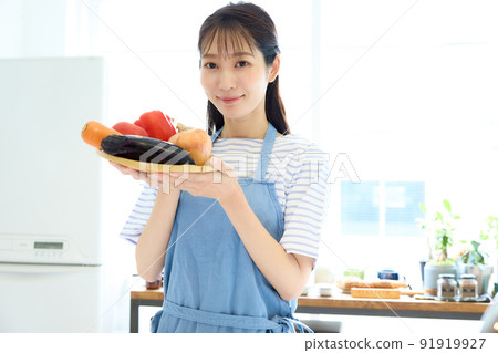 一個女人站在廚房裡 一個女人站在廚房裡 91919927