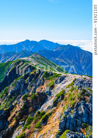 Autumn Kisokomadake trekking (view of Mt. Utsugi from the summit of Mt. Hoken) 91921105