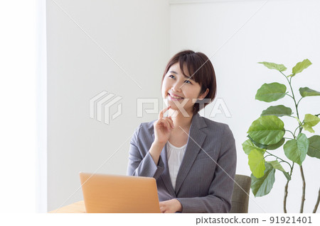 穿著西裝的女商人 91921401