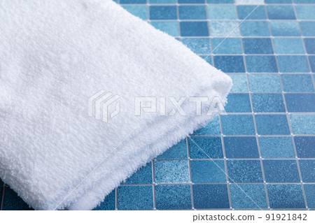一塊毛巾放在瓷磚上 91921842